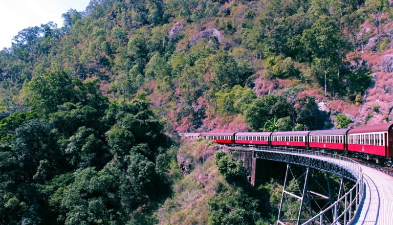 Spektakuläre Aussichten mit der Kuranda Railway.