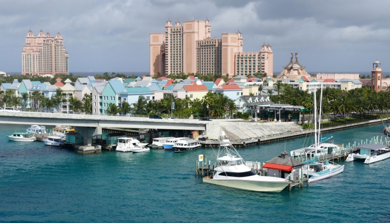 Die Hauptstadt Nassau liegt auf der Insel New Providence der Bahamas