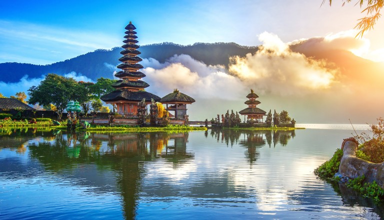 pura ulun danu bratan temple in Bali, indonesia. Last Minute Reisen