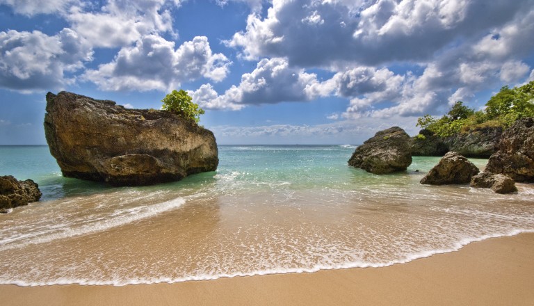Ja, ein Strandurlaub lohnt sich: Der Padang Padang Beach auf Bali.