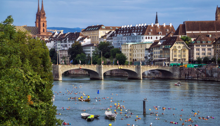 Basel während des Rheinschwimmens.