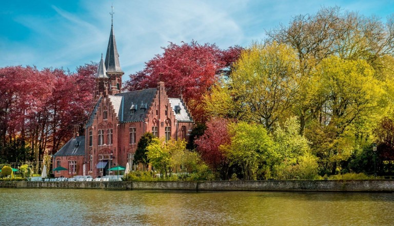 Das Minnewater Schloss im gleichnamigen Park. Brügge Städtereisen Outdoor