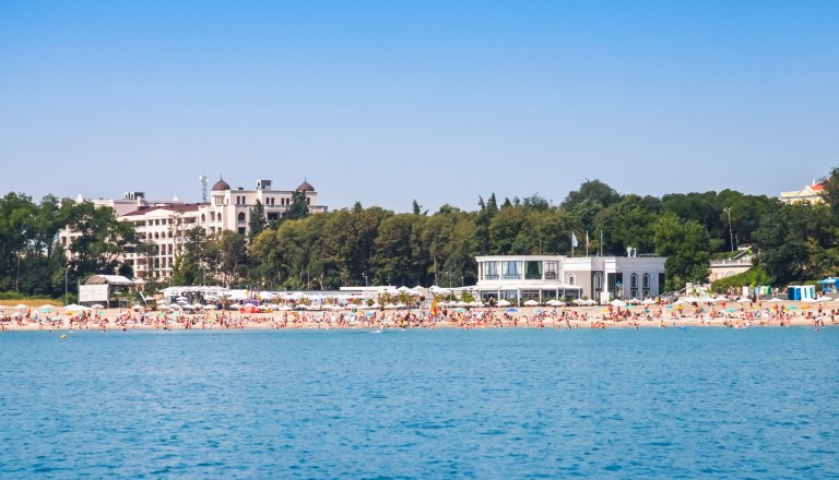 Der Strand von Burgas am Schwarzen Meer. 