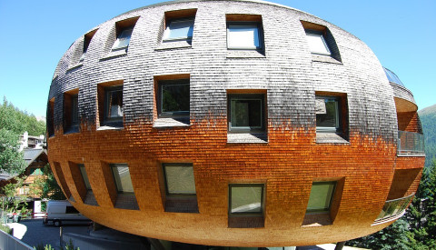 Die Chesa Futura - ein futuristisches Bauwerk mit exklusiven Appartements.