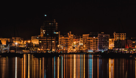 Ibiza-Stadt bei Nacht