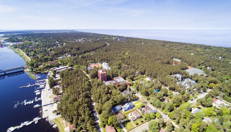 Der beliebte Badeort Jurmala in Lettland. Reisen nach Lettland.