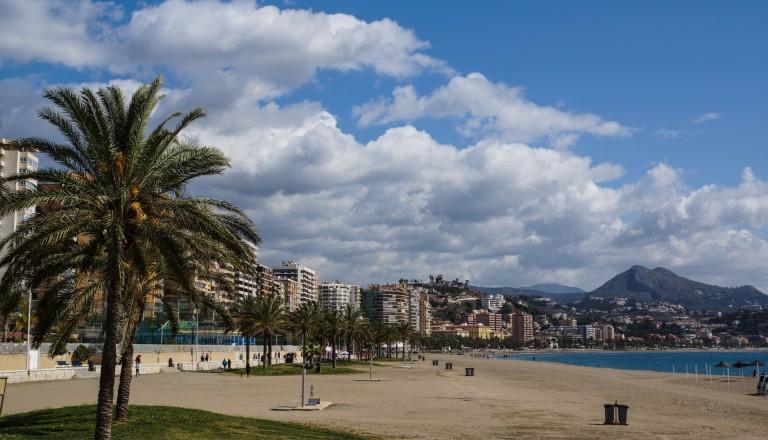 Badespaß und Party in Pedregalejo, dem Strandviertel von Malaga.