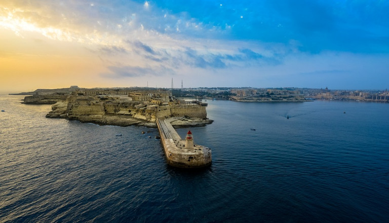 Ran an den Schalter: Last Minute nach Malta!