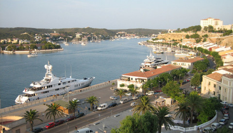 Der Hafen der Haupstadt Mahon von Menorca