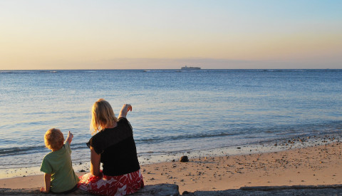 Mutter mit Kind am Strand