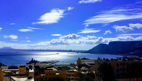 Die Stadt Oran besitzt traumhafte Strände.