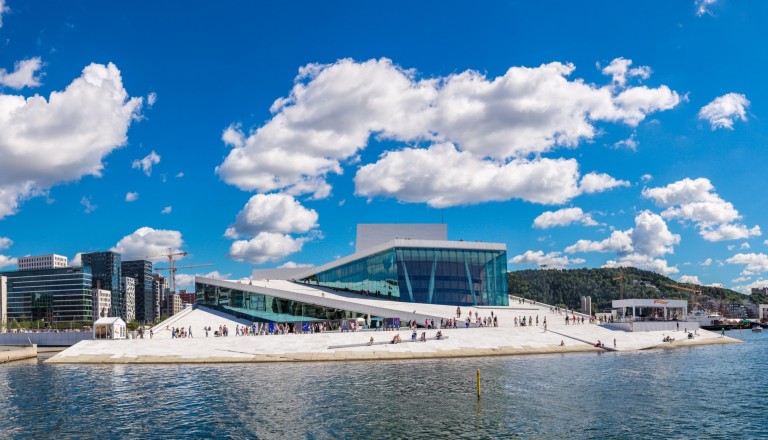 Die Oper von Oslo erinnert an einen Eisberg.