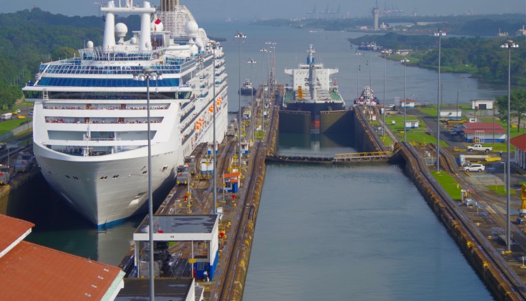 Der Panamakanal verbindet Pazifik und Atlantik.