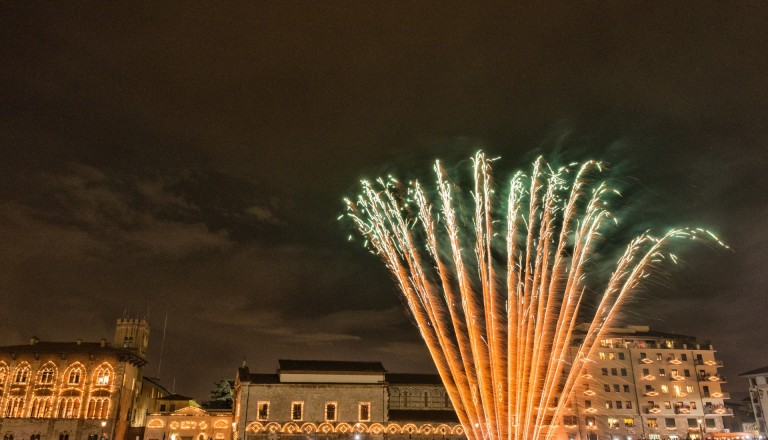 Feuerwerk während der Luminara in Pisa.