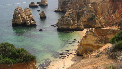 Sichern Sie sich die besten Strandplätze beim Frühbuchen z.B. bei Lagos. Portugal Reisen