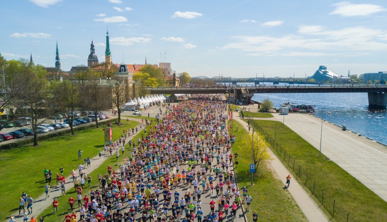 Riga während des Lattlecom Marathons. Sport auf Städtereisen.