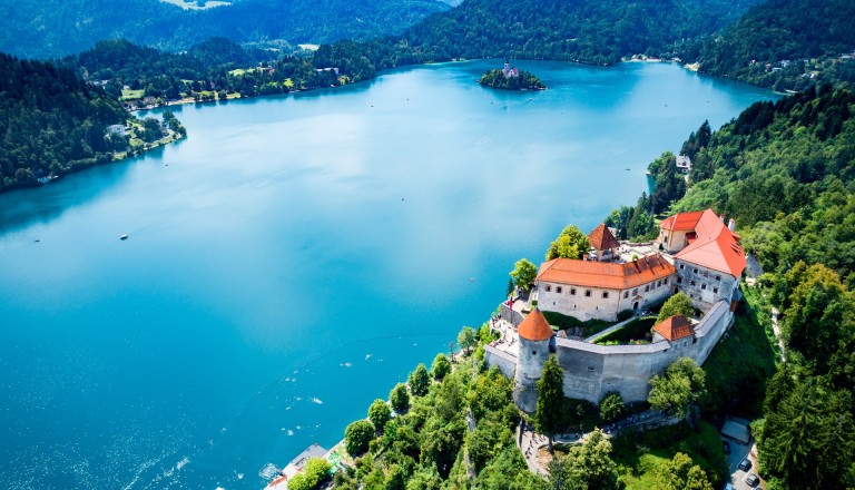 Die Burg am Bleder See in Slowenien