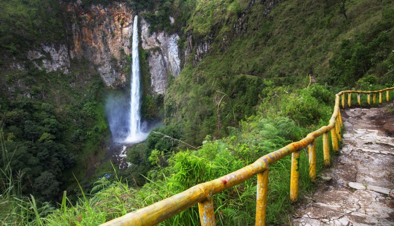 Der Sipiso-Piso Wasserfall auf Sumatra Last Minute Indonesien