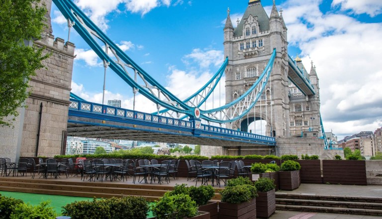 Frühstück neben der Tower Bridge.