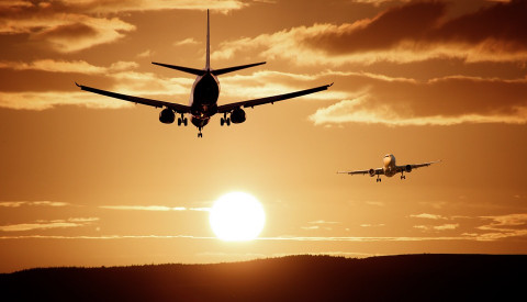 Flug im Sonnenuntergang