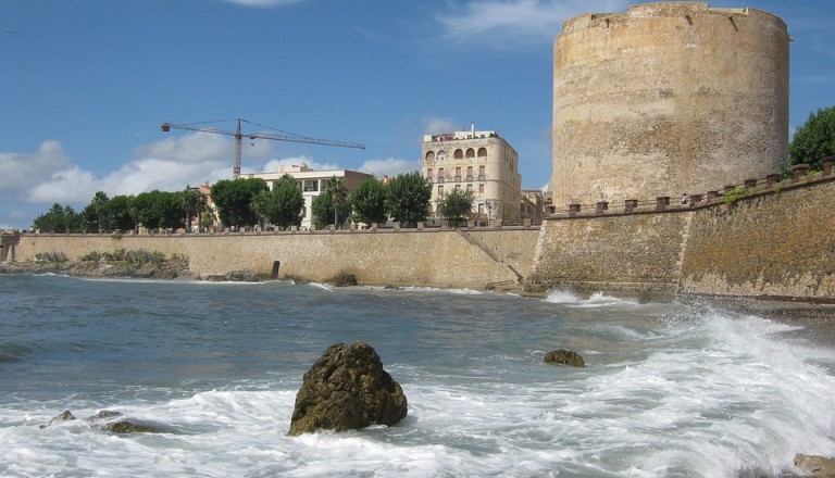 Die Hafenstadt Alghero auf Sardinien.