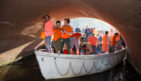 Am Königstag trägt ganz Amsterdam orange.