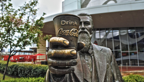 Erforschen Sie die spannende Firmengeschichte des Weltkonzerns Coca-Cola.