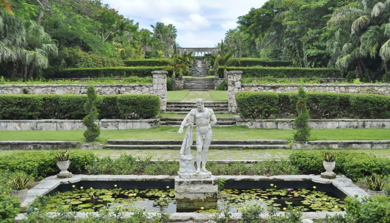 Die Versailles Gardens und Klosterruine auf den Bahamas