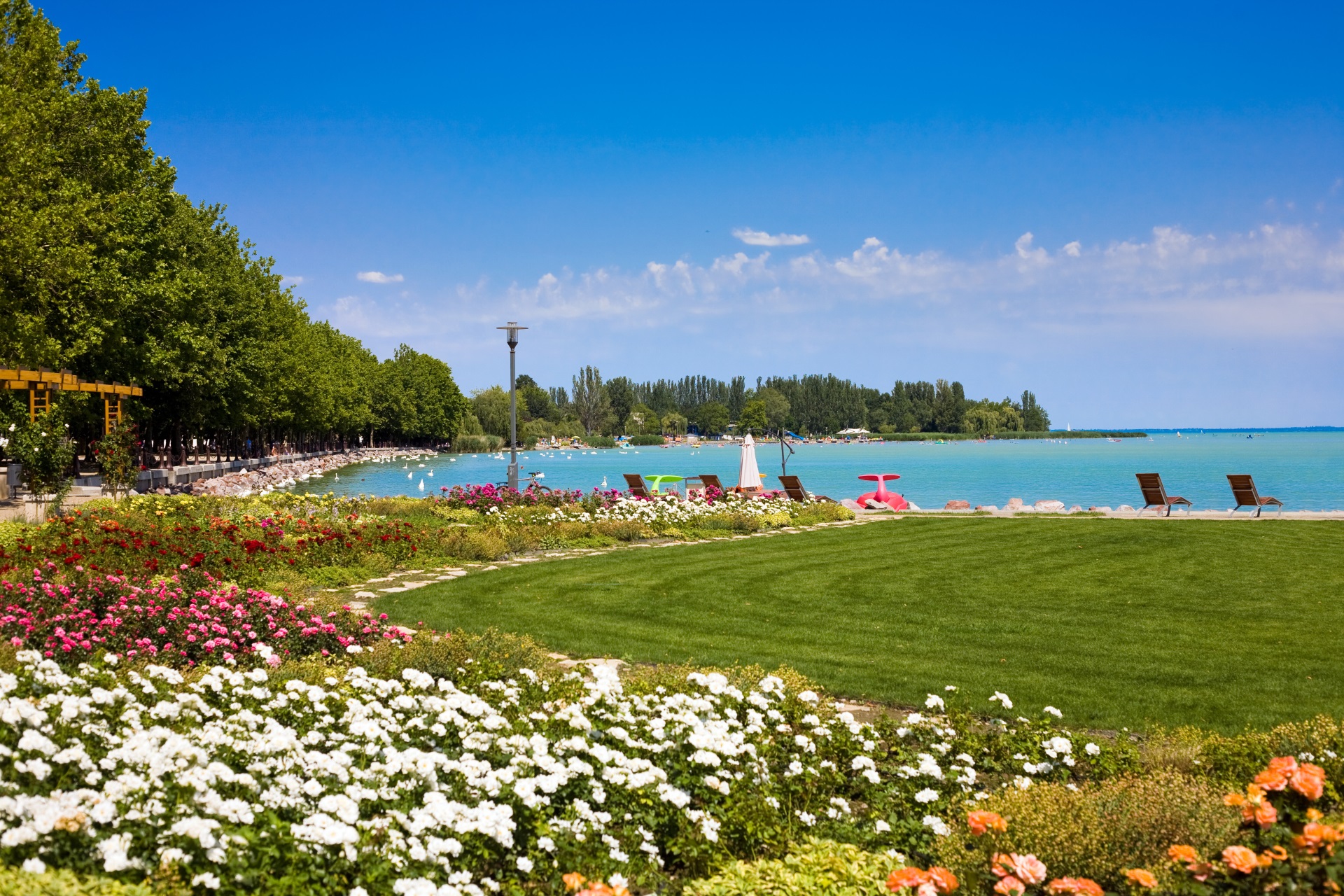 geplfegter Badespaß in Balatonfured am Plattensee. Reisen.