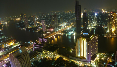 Die Skyline von Bangkok bei Nacht