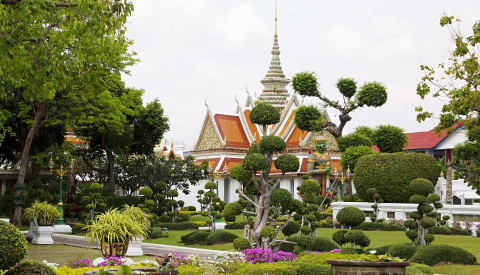 Wat Arun ist ein Paradebeispiel asiatischer Gartenkunst.