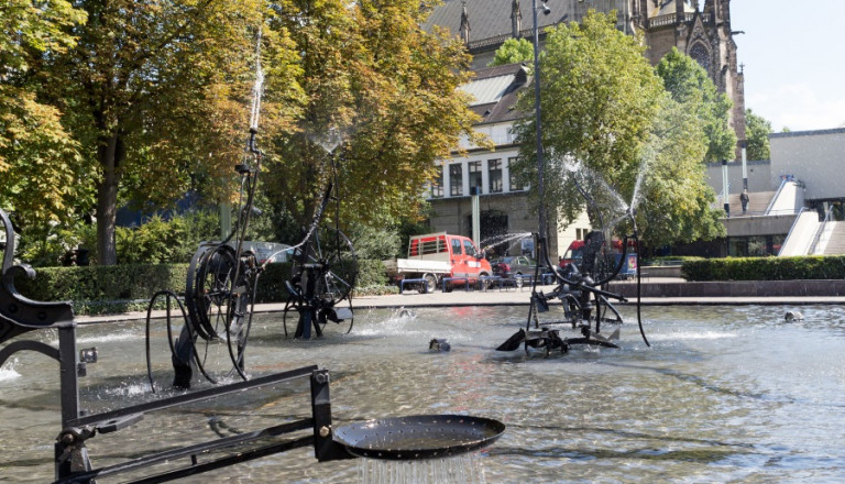 Der Tinguely-Brunnen am Theaterplatz in Basel