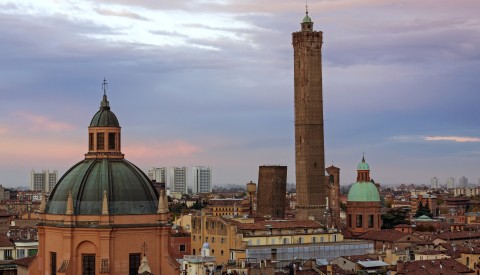 Die Basillika San Petronio und die beiden Asinelli Türme in Bologna
