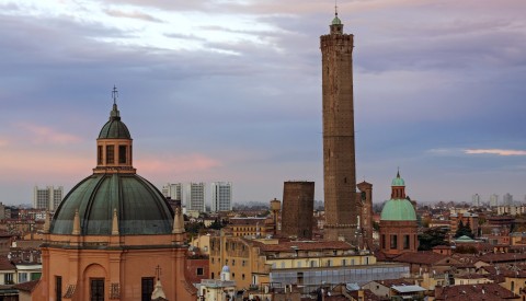 Die Basillika San Petronio und die beiden Asinelli Türme in Bologna