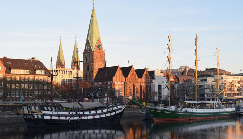 Bremens Promenade die Schlachte. Im Hintergrund der St.-Petri-Dom.