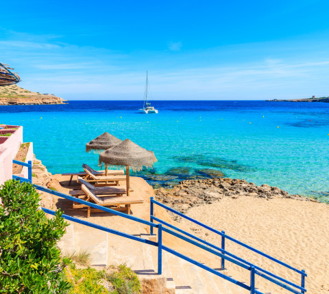 7 Tage Ibiza Urlaub im Mai inkl. Direktflug, Transfer, Zug & HP Plus