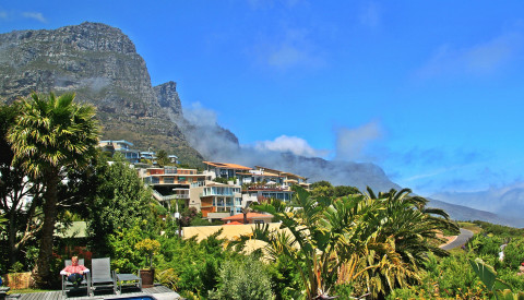 Camps Bay in Kapstadt. Hier lässt es sich leben, aber auch gut reisen!