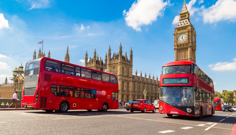 Doppeldecker Busse vor dem Big Ben