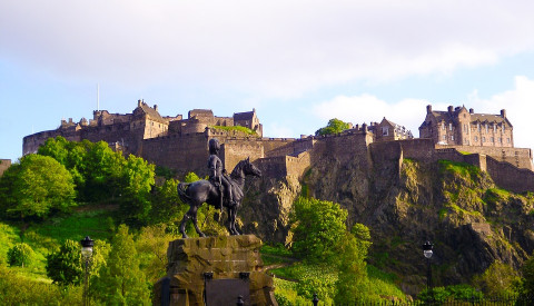 Edinburgh Castle wacht über die Stadt. 