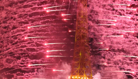 eiffelturm-feuerwerk.png