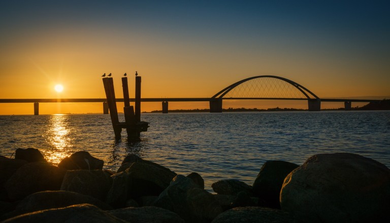 Die Fehmarnsundbrücke bei Sonnenuntergang.