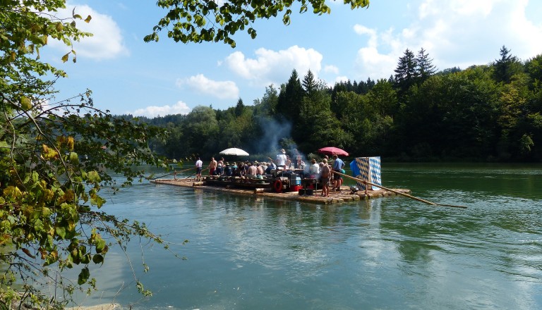 Floßparty auf dem Wasser