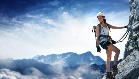 Frau am Klettersteig