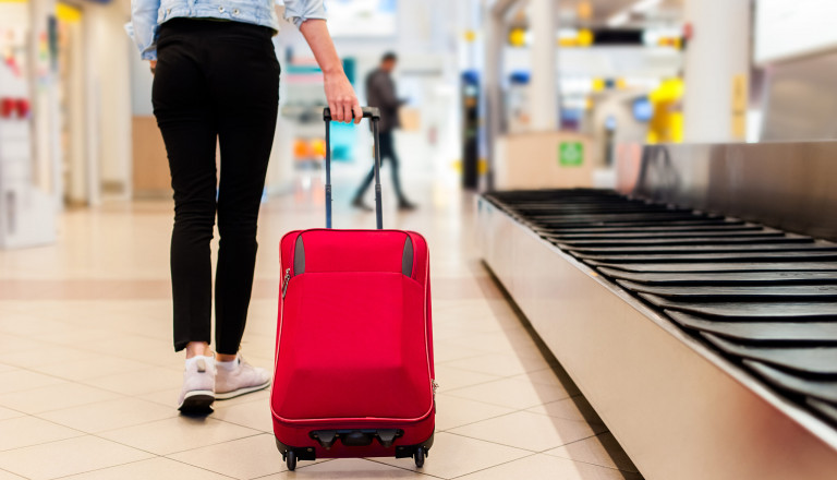 Frau Koffer Flughafen