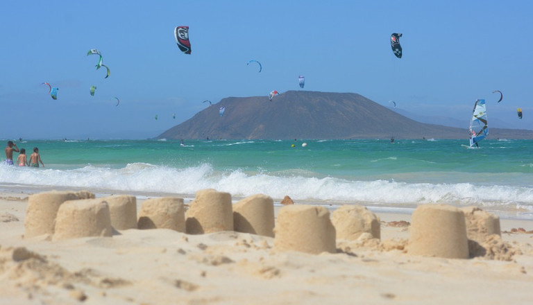 Die Wellen von La Pared auf Fuerteventura ziehen Surfer in ihren Bann.