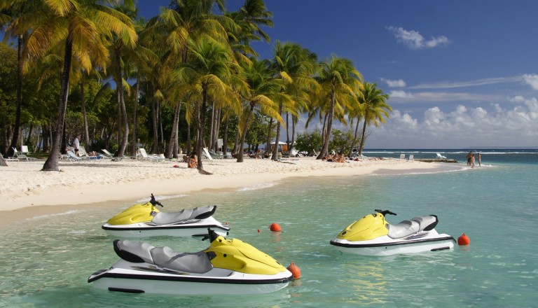 Wassersport ist eine von vielen sportlichen Möglichkeiten auf Guadeloupe.