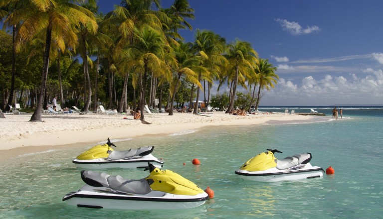 Wassersport ist eine von vielen sportlichen Möglichkeiten auf Guadeloupe.