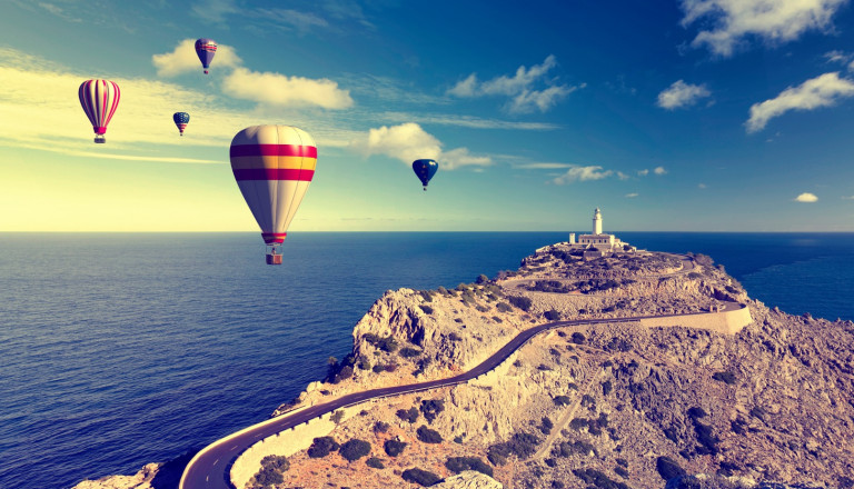 Heißluftballons am Cap Formentor