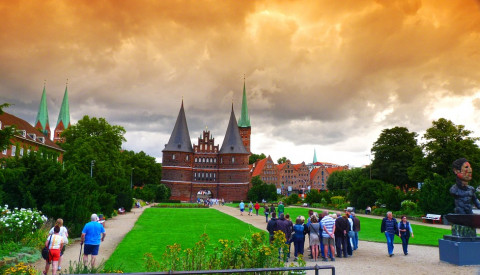 Das Holstener Tor ist ein Toristenmagnet in Lübeck