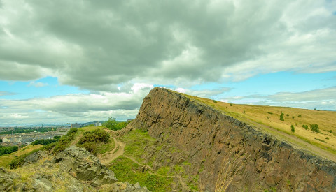 Die grünste Stadt Großbritanniens eignet sich hervorragend für sportliche Aktivitäten. Hier der Holyrood Park.